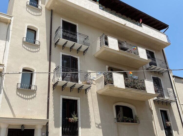 تختخواب و صبحانه Scala Dei Turchi Palace Suites