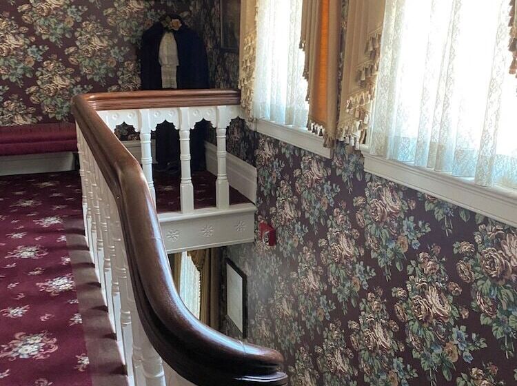 צימר Sturgis House