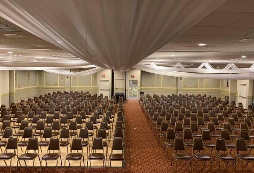 فندق Crookston Inn & Convention Center