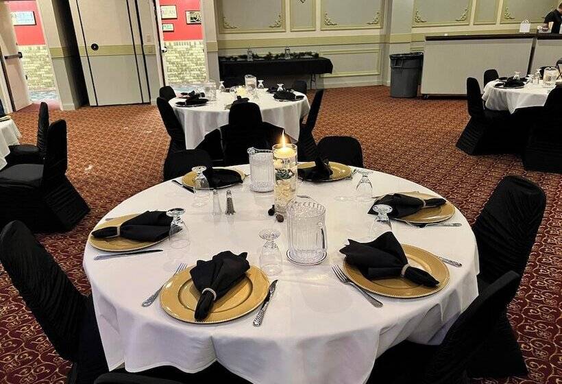 فندق Crookston Inn & Convention Center