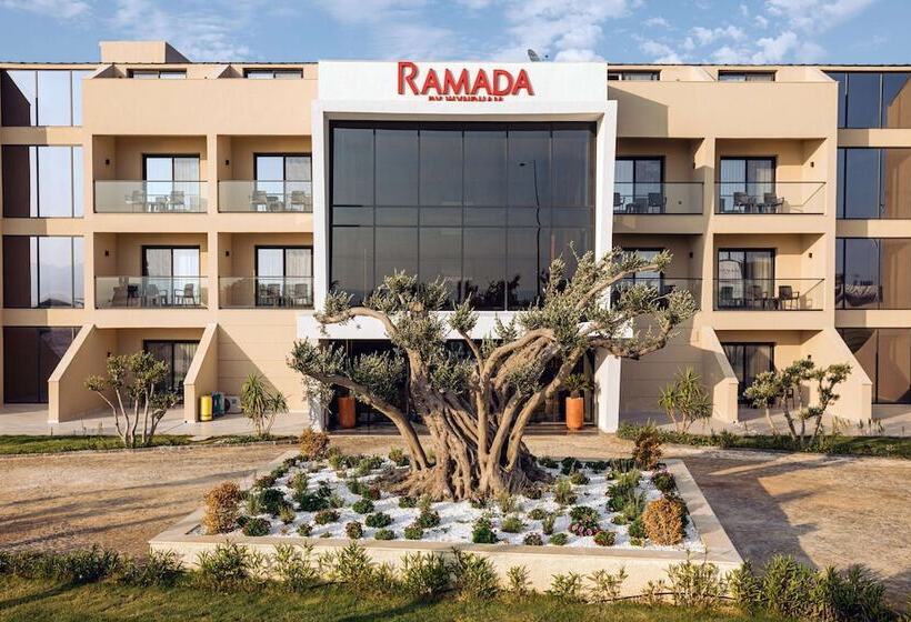 Отель Ramada By Wyndham Cesme
