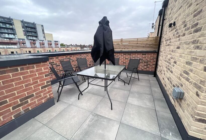 اقامتگاه Watford   House   Sleeps 6   Parking   Garden