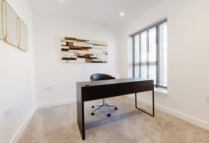 اقامتگاه Watford   House   Sleeps 6   Parking   Garden