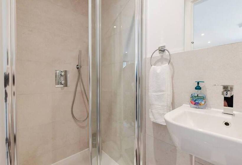 اقامتگاه Watford   House   Sleeps 6   Parking   Garden