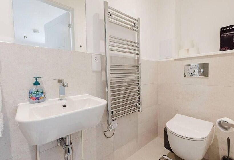 اقامتگاه Watford   House   Sleeps 6   Parking   Garden
