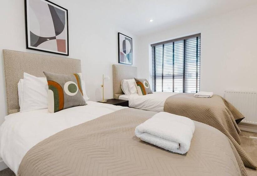 اقامتگاه Watford   House   Sleeps 6   Parking   Garden