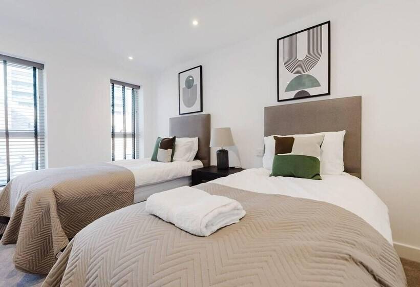 اقامتگاه Watford   House   Sleeps 6   Parking   Garden
