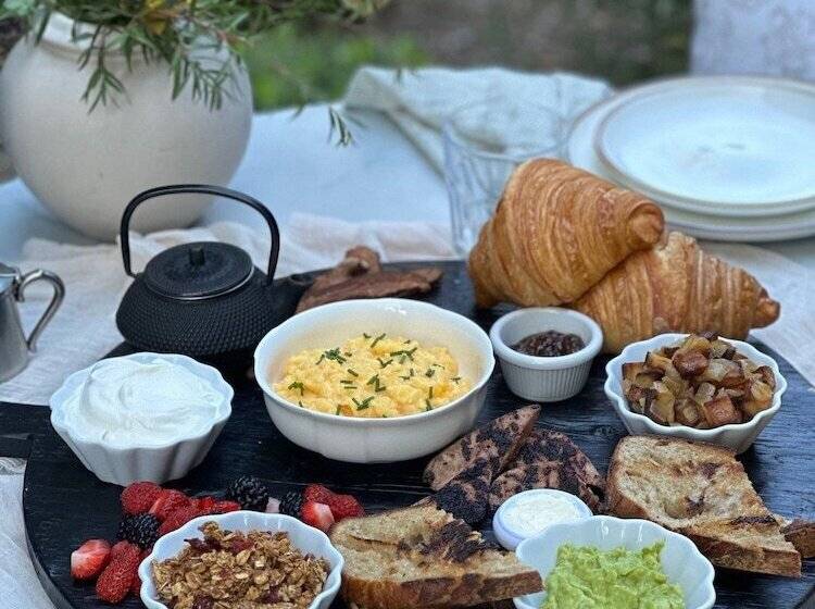 تختخواب و صبحانه The Craft House Inn