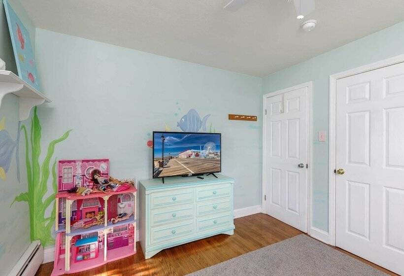 Breezy Ocean City Home: Walk To Beach + Boardwalk!
