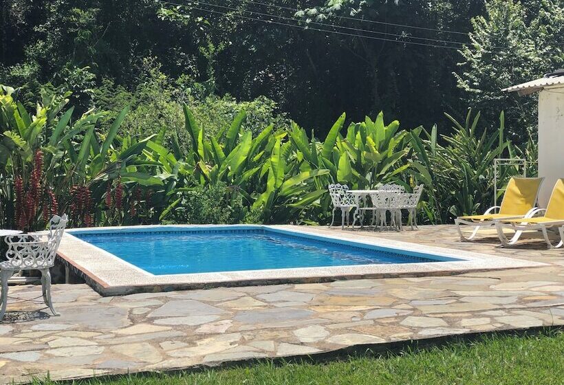 مسافرخانه Casa Edward