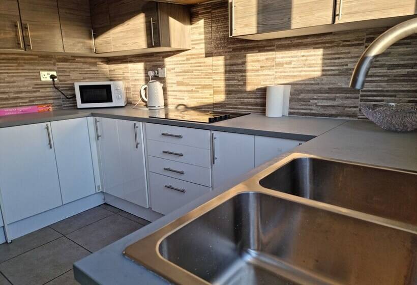 اقامتگاه Remarkable 5 Bed House In Basildon