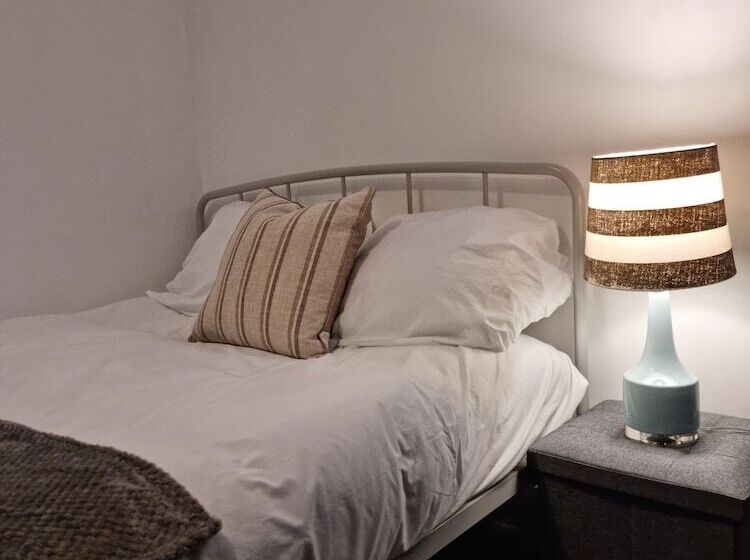 اقامتگاه Remarkable 5 Bed House In Basildon