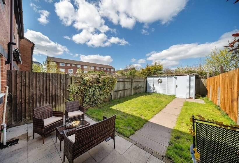 اقامتگاه Spacious 3 Bed House Garden Parking Wifi Smart Tv