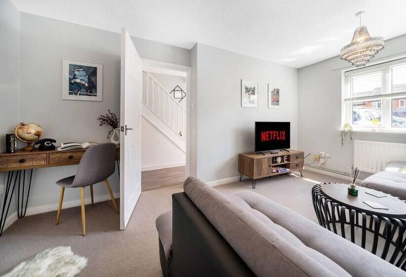 اقامتگاه Spacious 3 Bed House Garden Parking Wifi Smart Tv