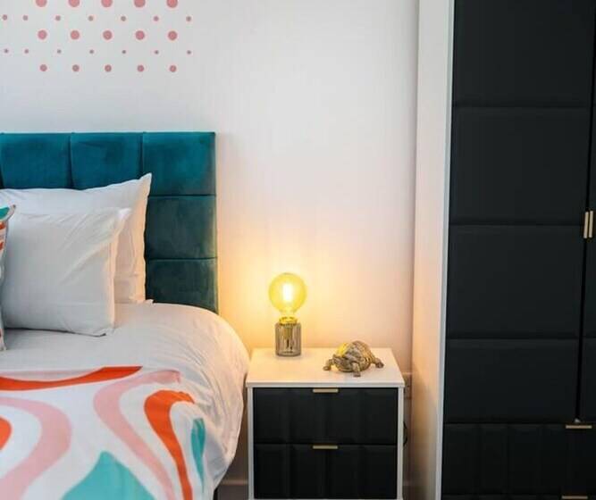 اقامتگاه Spacious 3 Bed House Garden Parking Wifi Smart Tv