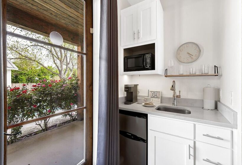 Schubert Inn Suite B With Pool & Grill   Walk To Main