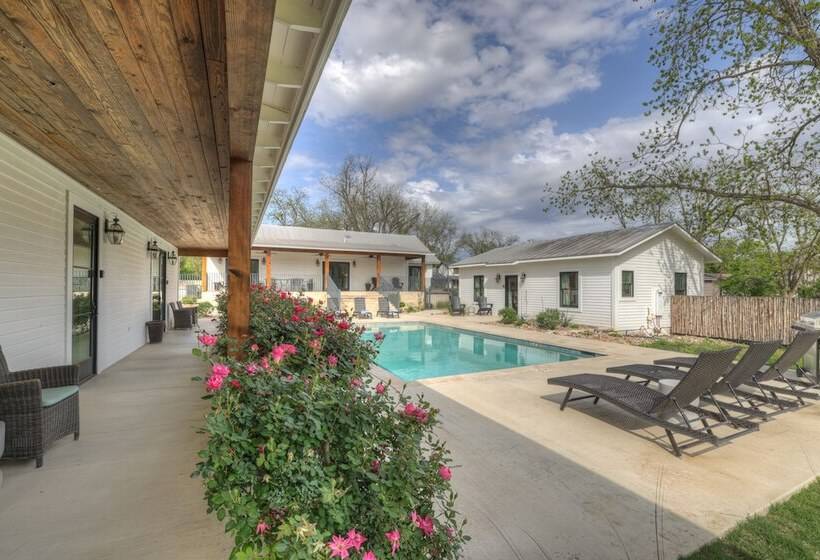 Schubert Inn Suite B With Pool & Grill   Walk To Main