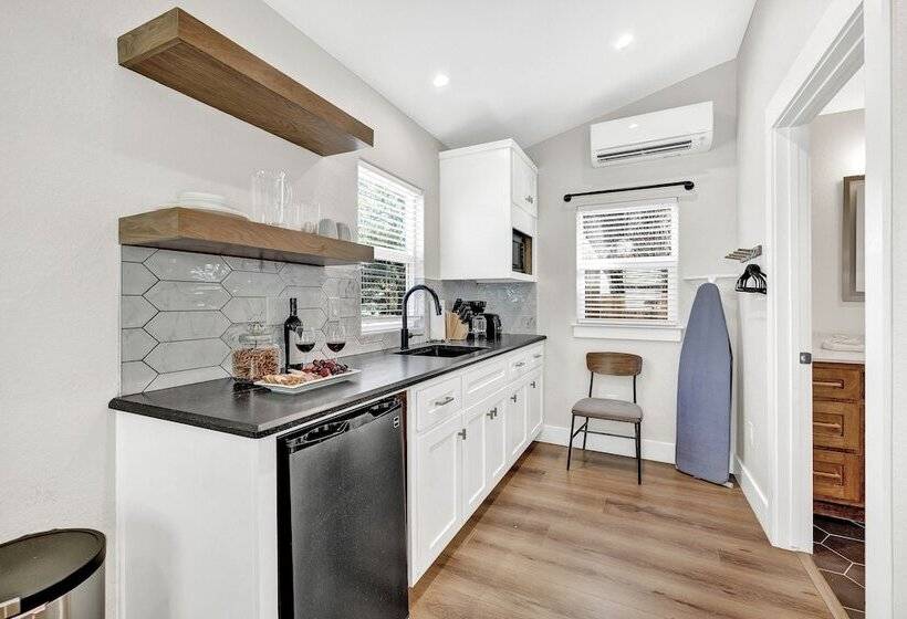 The Grove B Stylish Cottage   Walk To Main