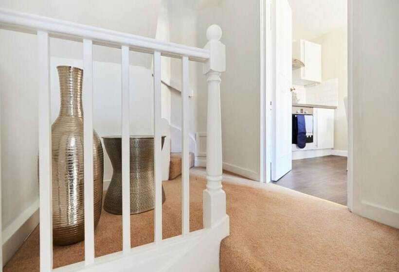 The Holland Park Crib   Classy 2bdr House