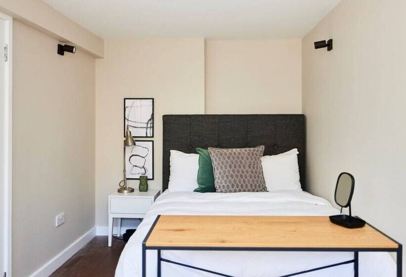 The Holland Park Crib   Classy 2bdr House