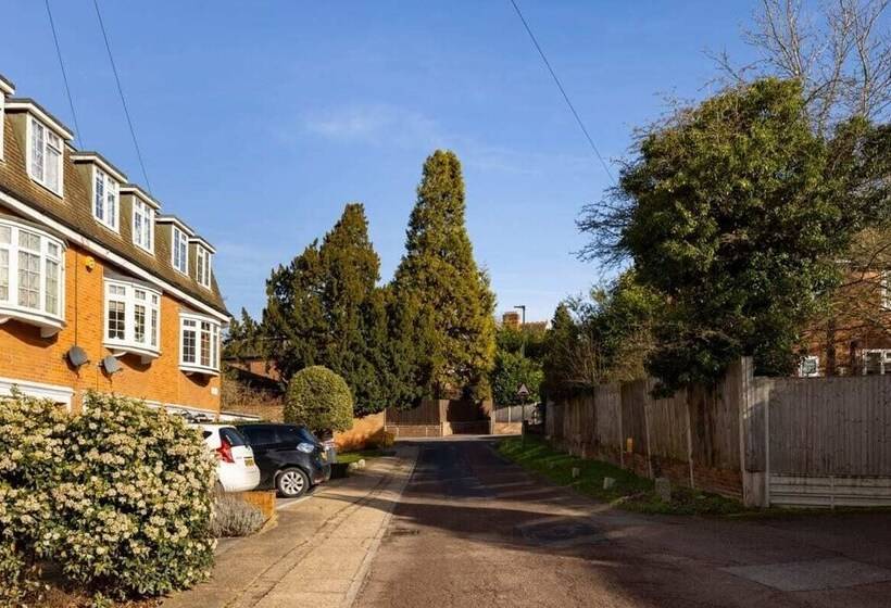 The Mill Hill Wonder   Inviting 3bdr House With Garden