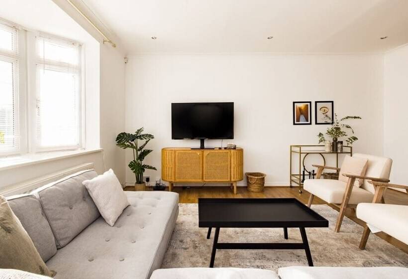 The Mill Hill Wonder   Inviting 3bdr House With Garden