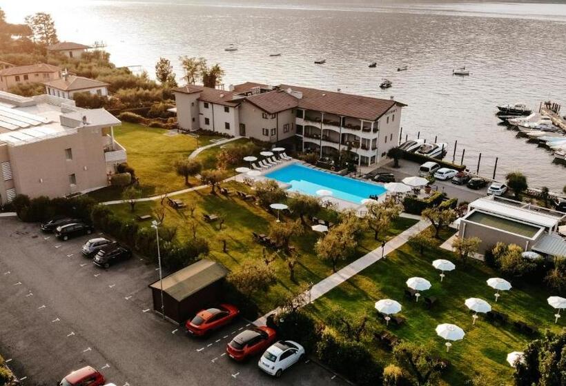 Bella Hotel & Restaurant With Private Dock For Mooring Boats