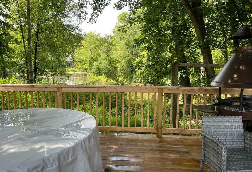 Общежитие Creekside Fantasy Inn