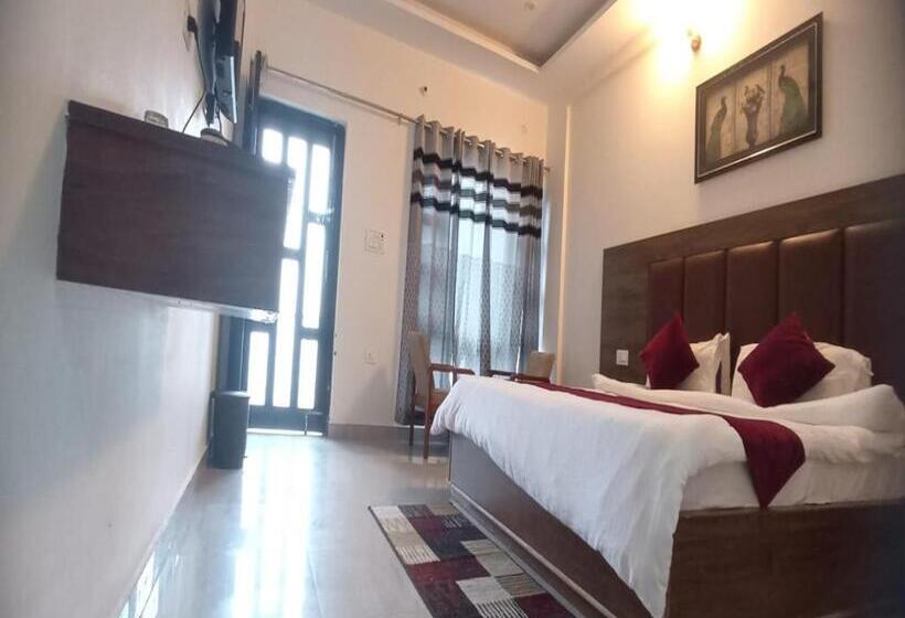 ホテル La Riqueza   Mussoorie   Dhanaulti Road   35 To 45 Mins Drive From Mussoorie