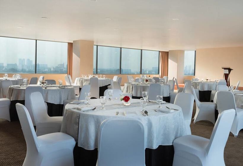 בית מלון כפרי Four Points By Sheraton Jakarta Thamrin