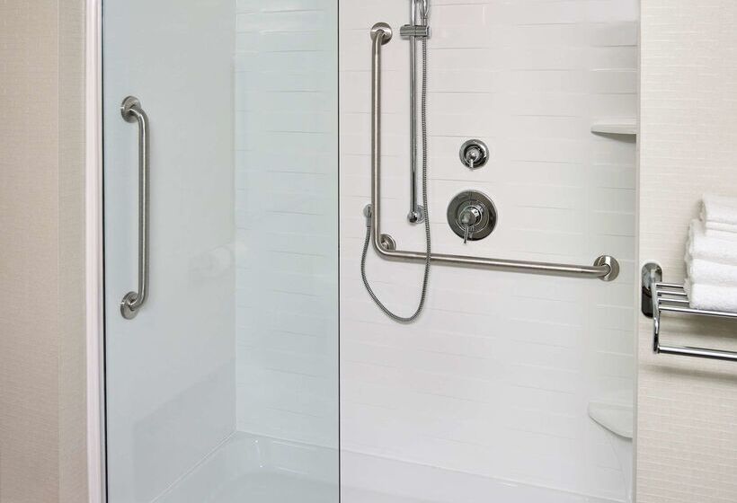 هتل Hampton Inn By Hilton Sarnia/point Edward