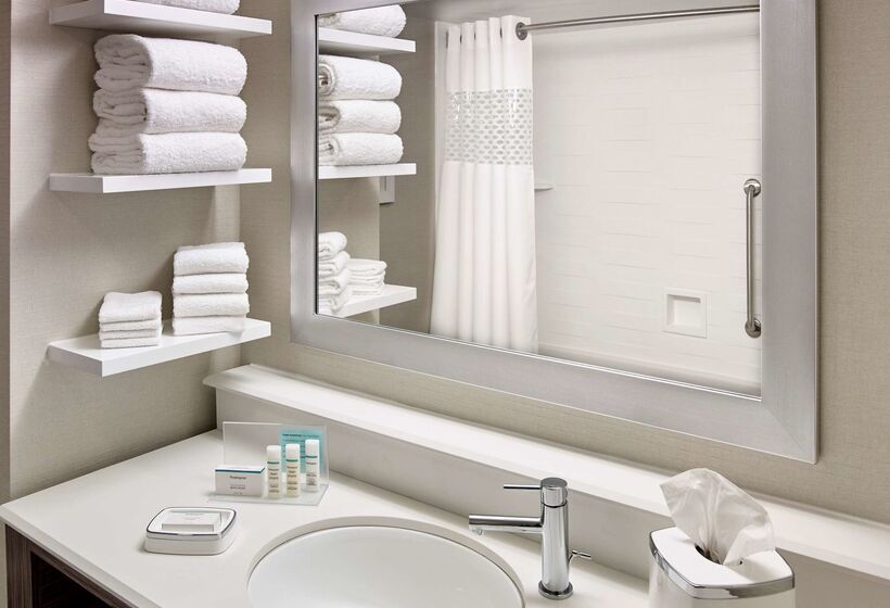 هتل Hampton Inn By Hilton Sarnia/point Edward