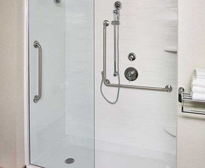 هتل Hampton Inn By Hilton Sarnia/point Edward