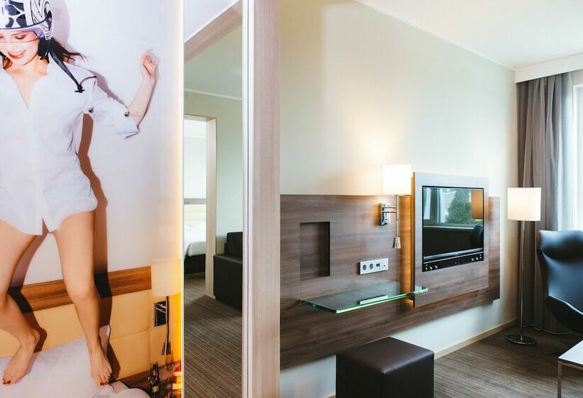 Отель Moxy Berlin Ostbahnhof