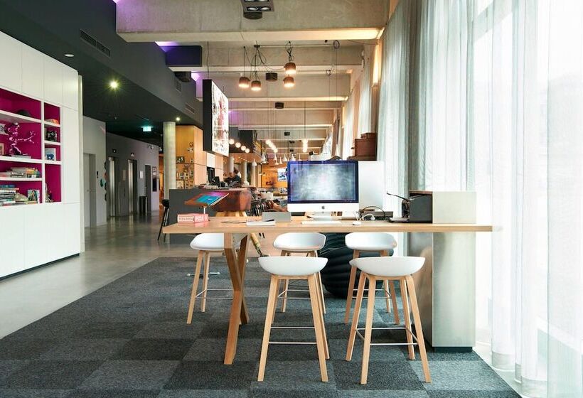 Отель Moxy Berlin Ostbahnhof