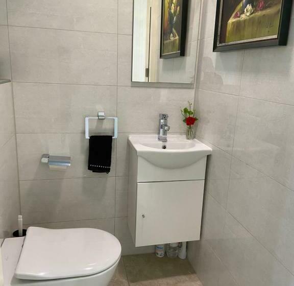 No Bathroom B&b