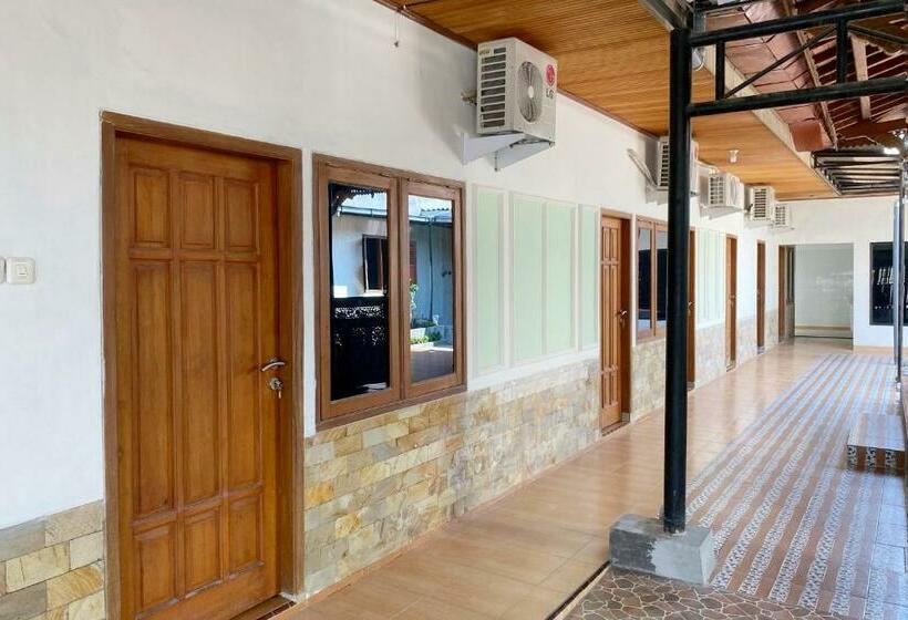 Отель Adipura Guesthouse Syariah Mitra Reddoorz Near Terminal Nganjuk