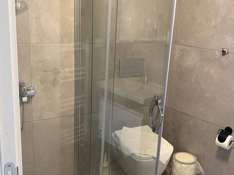 Hadrians Tower Apart Otel