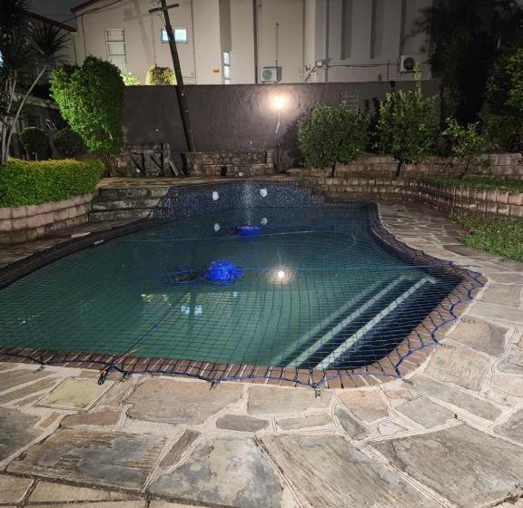 بنسيون Charles Court Guest House