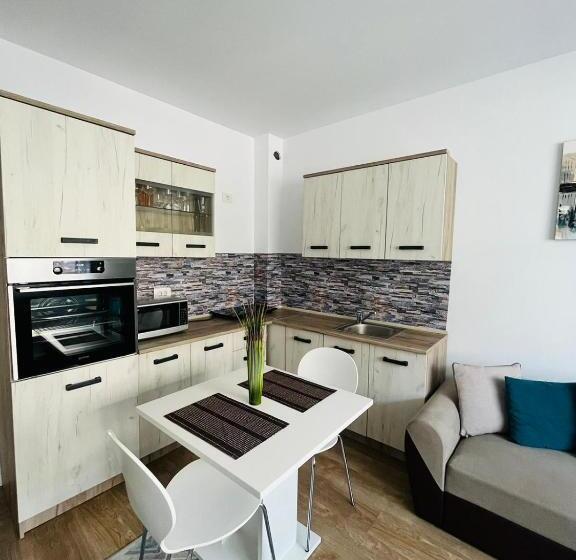 تختخواب و صبحانه Kiki Home
