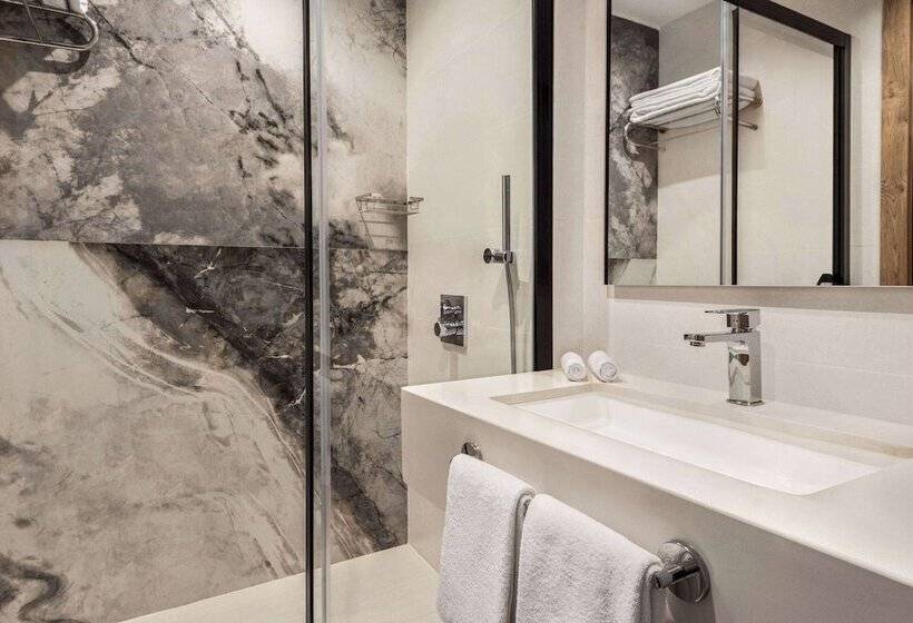 هتل Ramada Plaza By Wyndham Batman