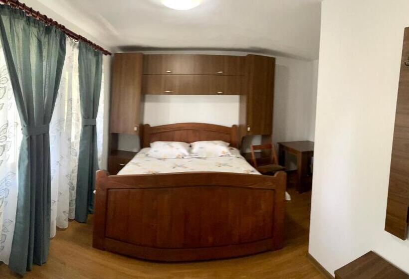 پانسیون Casa De Sub Salcie