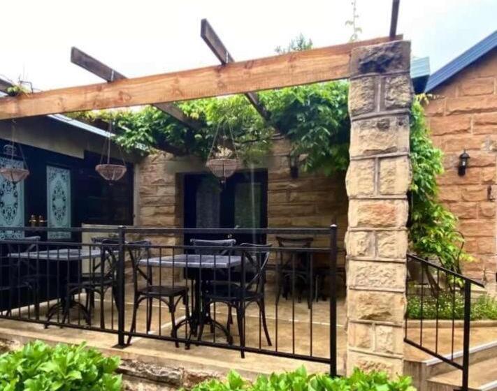 בית מלון כפרי Ing At Sandstone