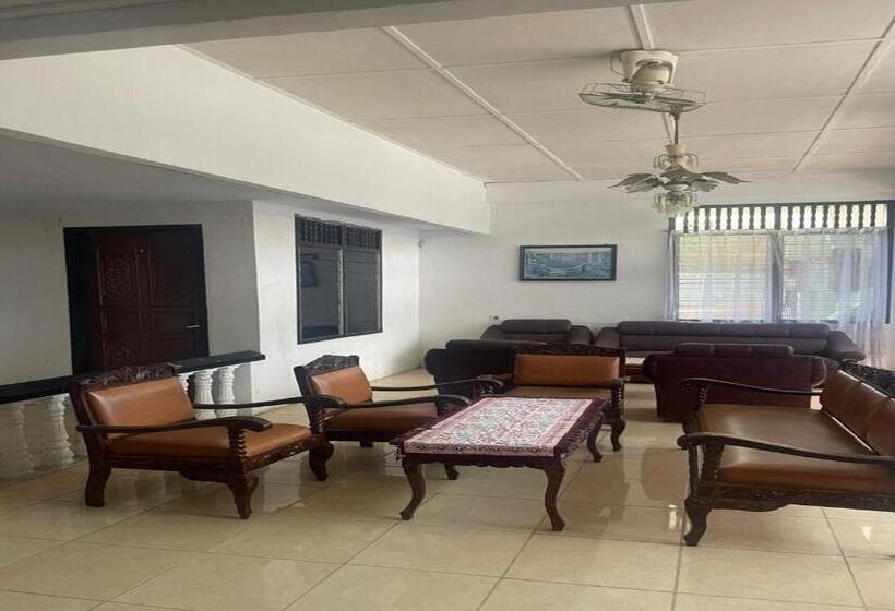 בית מלון כפרי Oyo 92772 Losmen Diah Syariah