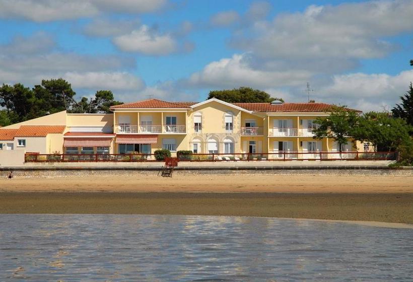 Beach Hotel   Le Grand Chalet