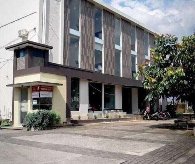 בית מלון כפרי Cendana Coliving Solo Baru