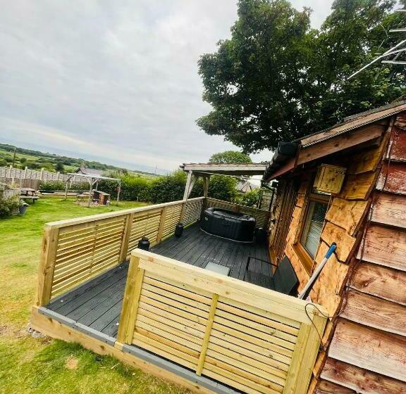 Общежитие Angies Den Quirky Cabin With Hot Tub & Views