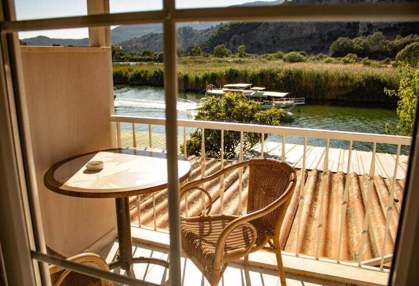 تختخواب و صبحانه Aktaş Butik