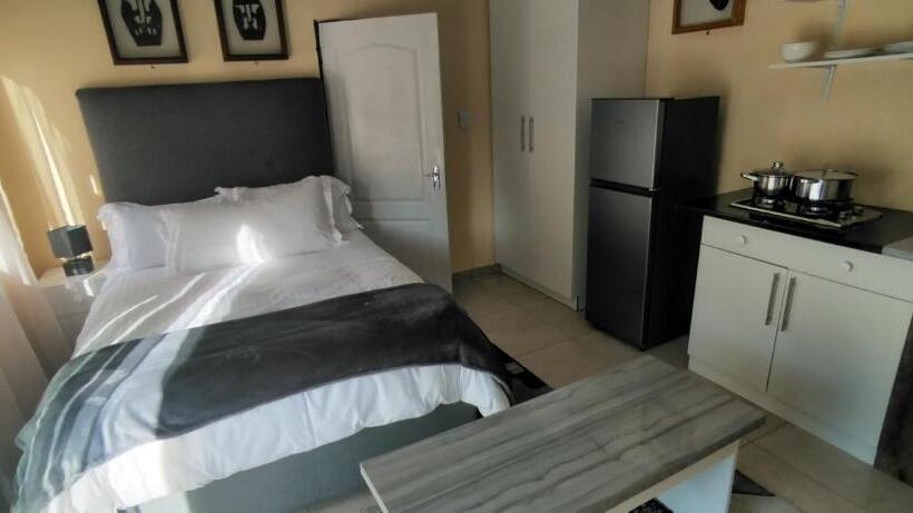 پانسیون Zwelibanzi Guesthouse