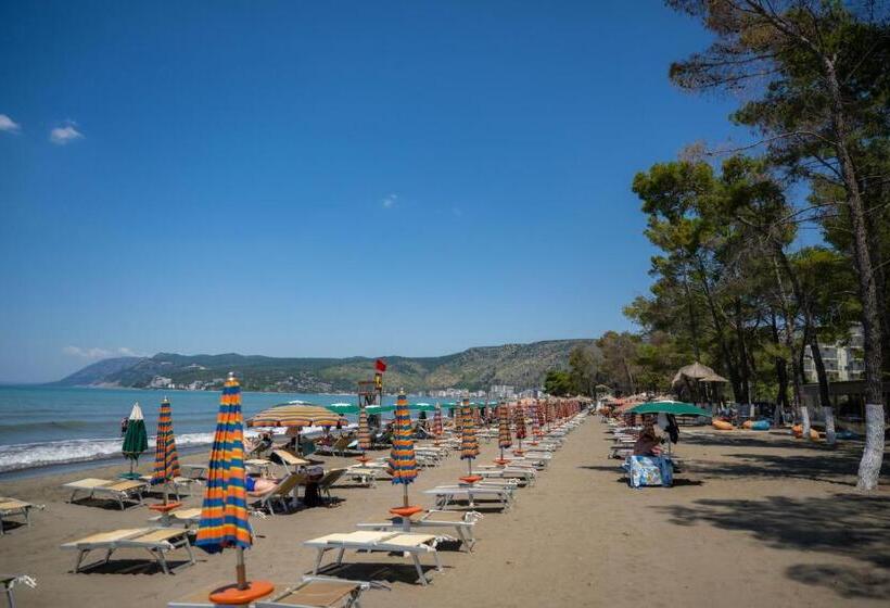 هتل Frojd Kune Resort & Beach